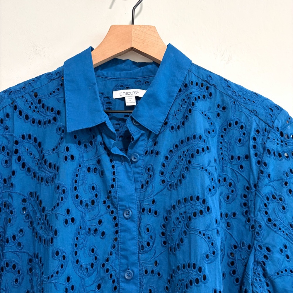 Chicos Short Sleeve Paisley Eyelet Button Down Top - Picture 4 of 13